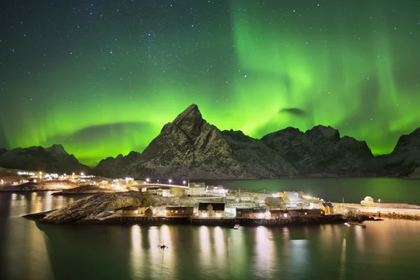 Aurora boreal sobre un pueblo en el Lofoten en Noruega —  Fotos de Stock