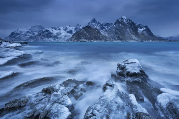 Nubes oscuras sobre un fiordo en Noruega en invierno —  Fotos de Stock