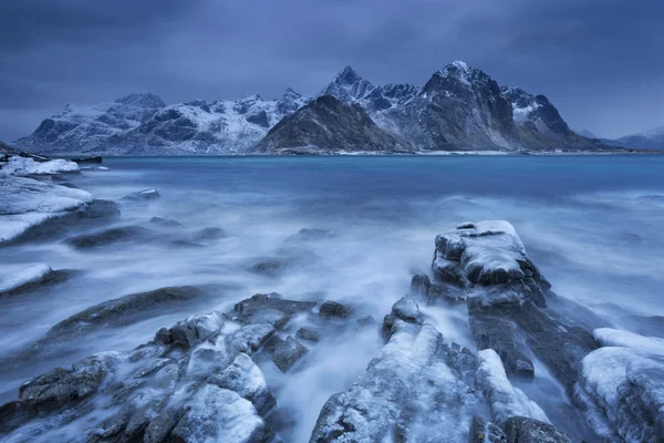 Temné mraky nad fjordu v Norsku v zimě — Stock fotografie