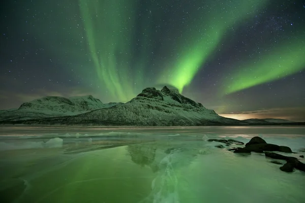 在挪威北部结冰的湖面北极光 — 图库照片