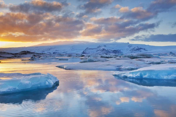 Παγόβουνα στο Jokulsarlon λίμνη παγετώνα στο ηλιοβασίλεμα — Φωτογραφία Αρχείου