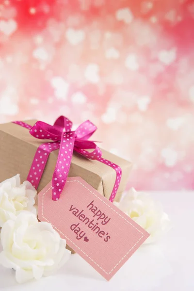 Valentin ajándék és a rózsa egy fényes csillogó háttér — Stock Fotó