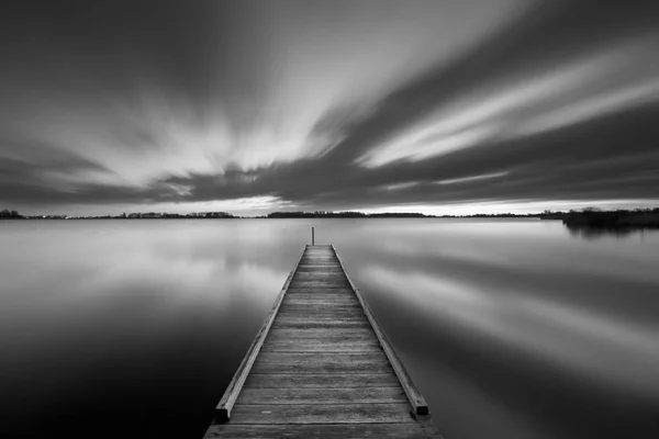 A fekete-fehér tó móló — Stock Fotó