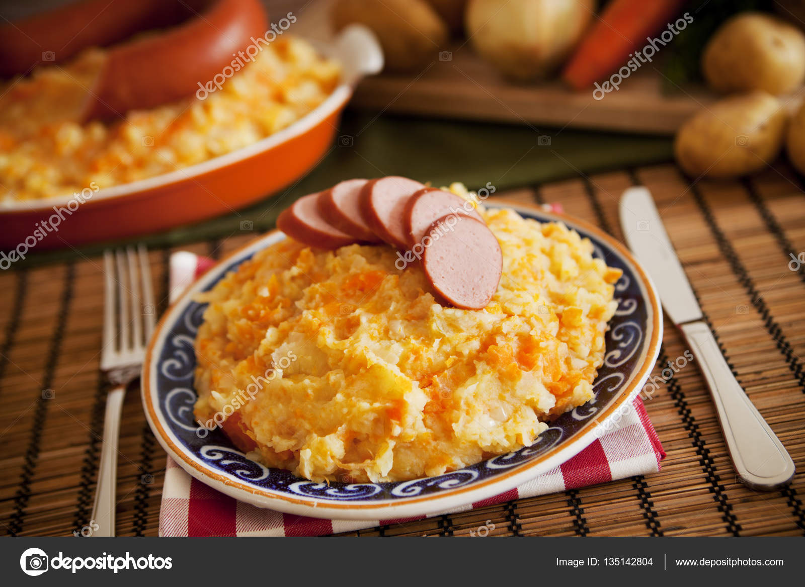 Premium Photo  Dutch hutspot - dish of boiled and mashed potatoes, carrots  and onions. traditional dutch cuisine.