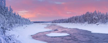 Bir kış manzarası Fin Lapland içinde nehir rapids üzerinde gündoğumu