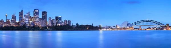 Panoramę Harbour Bridge i Sydney, Australia w świt — Zdjęcie stockowe