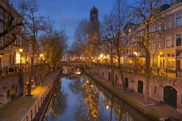 Kanál a Dom kostel v Utrecht, Nizozemsko v noci — Stock fotografie