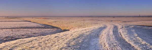 La digue à travers le paysage néerlandais en hiver au lever du soleil — Photo