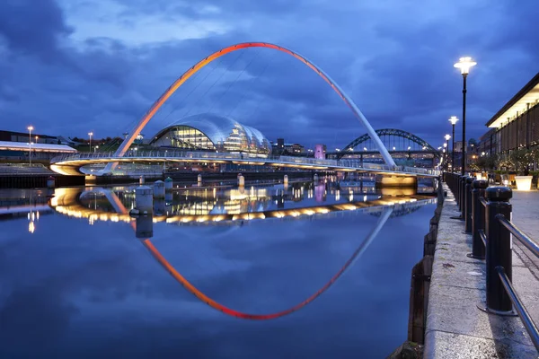 Puentes sobre el río Tyne en Newcastle, Inglaterra por la noche — Foto de Stock