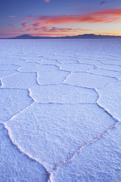 Slané plochý Salar de Uyuni v Bolívii při východu slunce — Stock fotografie