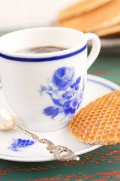 Taza de café con una galleta holandesa stroopwafel — Foto de Stock