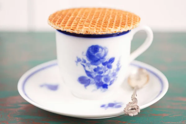 Filiżanka kawy z Holandii stroopwafle cookie — Zdjęcie stockowe