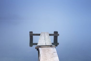 Bohinj Gölü Slovenya iskelede bir sisli sabahı
