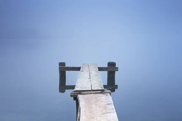 Bohinj Gölü Slovenya iskelede bir sisli sabahı — Stok fotoğraf