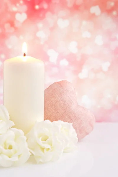 Corazones y velas de San Valentín con un fondo brillante — Foto de Stock