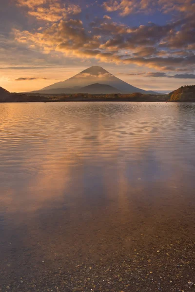 Mount Fuji and Lake Shoji in Japan at sunrise — Stock Photo, Image