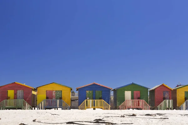 Färgglada beach hyddor på stranden i Muizenberg, Sydafrika — Stockfoto