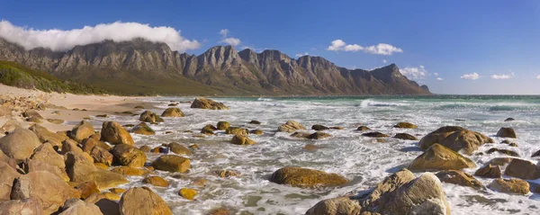 Playa rocosa en la bahía de Kogel en Sudáfrica — Foto de Stock