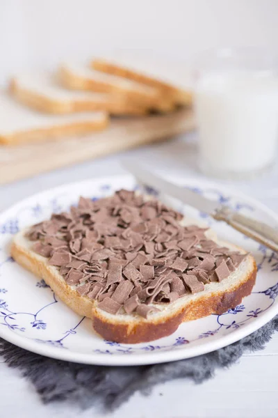 Sandwich con chispas de chocolate o 'vlokken', comida tradicional holandesa — Foto de Stock
