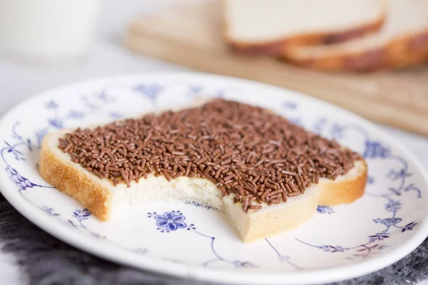 三明治配巧克力粉或 '碎屑'，荷兰传统食品 — 图库照片