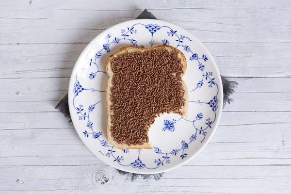 三明治配巧克力粉或 '碎屑'，荷兰传统食品 — 图库照片