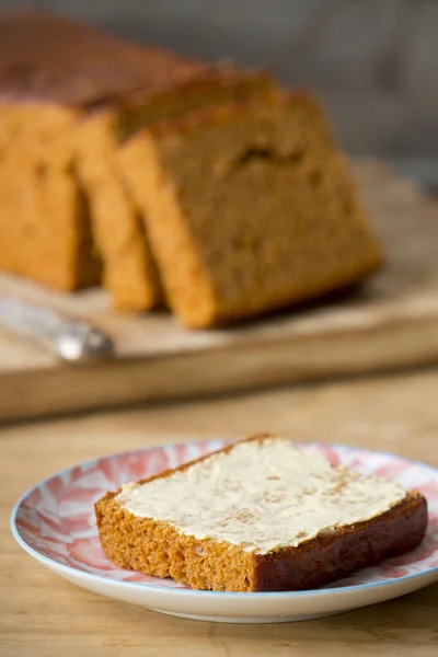Pan tradicional holandés de especias o "ontbijtkoek" con mantequilla — Foto de Stock