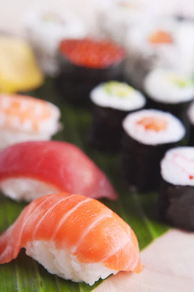 Primer plano de varios sushi japoneses, poca profundidad de campo — Foto de Stock