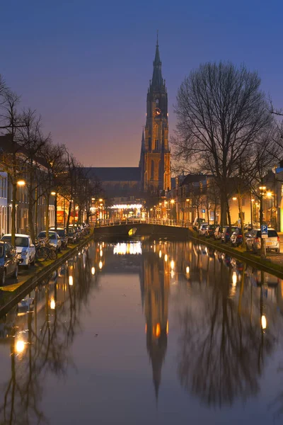Iglesia reflejada en un canal en Delft, Países Bajos — Foto de Stock