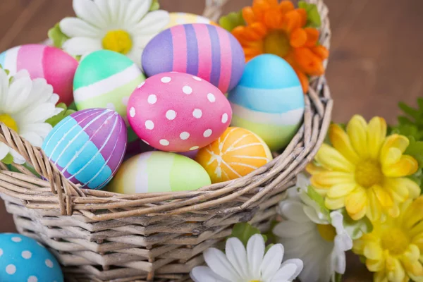 Cesta con coloridos huevos de Pascua pintados a mano —  Fotos de Stock