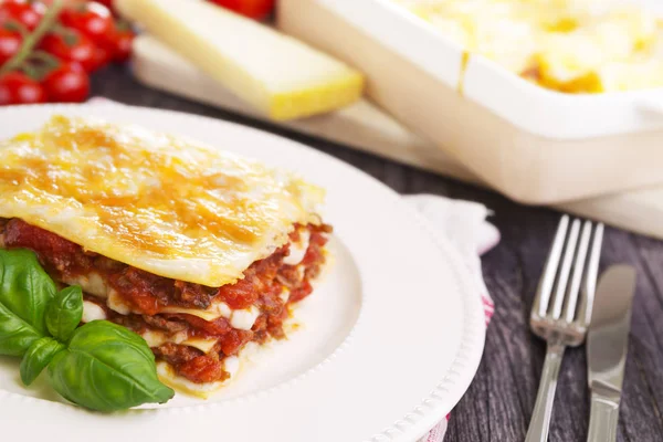 Gedeelte van huisgemaakte lasagne op een plaat Stockfoto