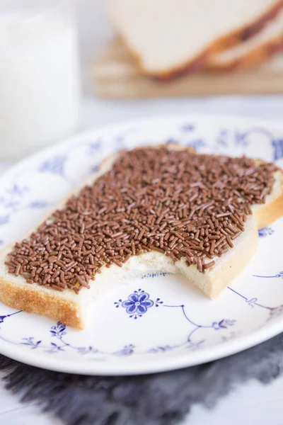 三明治配巧克力粉或 '碎屑'，荷兰传统 — 图库照片