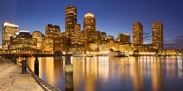 Boston, Massachusetts, USA skyline dal Fan Pier di notte — Foto Stock