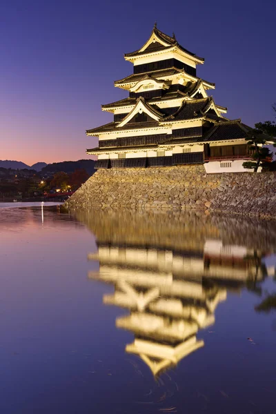 Matsumoto castle v Matsumoto, Japonsko v noci — Stock fotografie