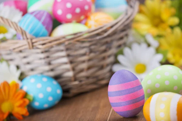 Cesta con coloridos huevos de Pascua pintados a mano —  Fotos de Stock