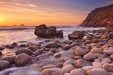 Kayalık plaj gün batımında, Porth Nanven, Cornwall, İngiltere