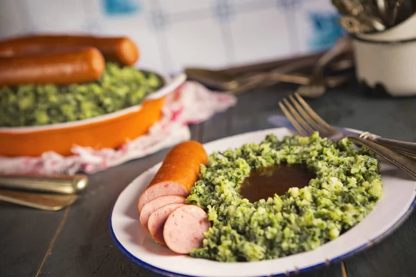 Comida holandesa: col rizada con salchicha ahumada o 'Boerenkool met worst' — Foto de Stock
