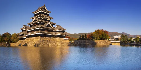 Matsumoto castle v Matsumoto, Japonsko za jasného dne — Stock fotografie