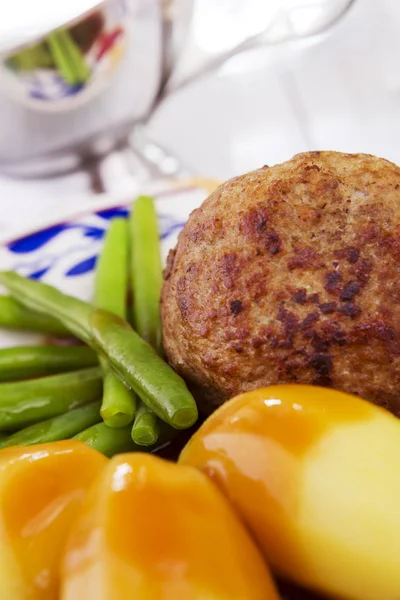 Patate, carne e verdure; una cena tradizionale olandese — Foto Stock