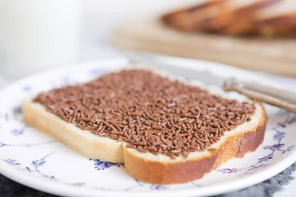 三明治配巧克力粉或 '碎屑'，荷兰传统 — 图库照片