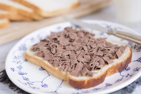 三明治配巧克力粉或 'vlokken'，荷兰传统食品 — 图库照片