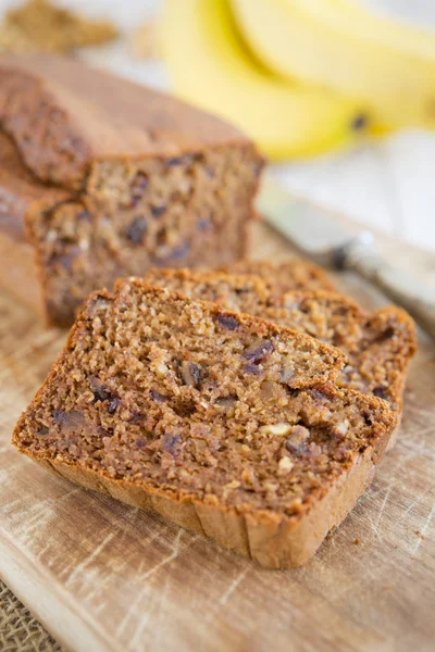 Pan de plátano casero en una mesa rústica — Foto de Stock