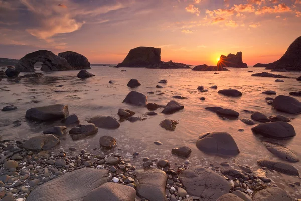 Stapels van de zee in de buurt van Ballintoy Harbour in Noord-Ierland bij zonsondergang — Stockfoto