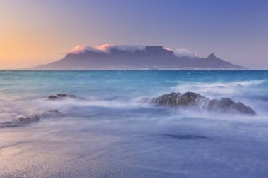 Sunrise Masa Dağı ve Cape Town dan Blouwbergstra
