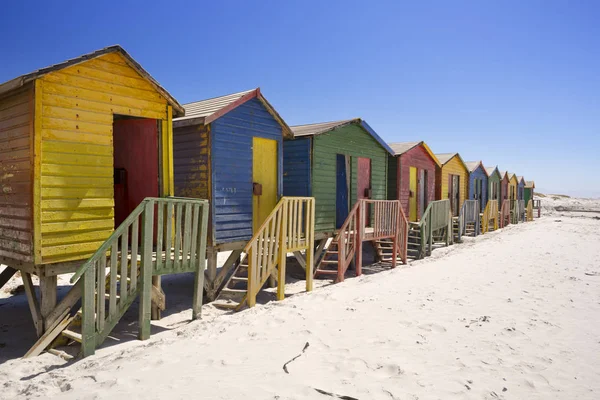 Színes strand kunyhók a parton, Muizenberg, Dél-afrikai Köztársaság — Stock Fotó