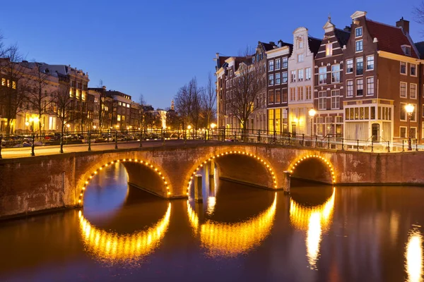 Broarna över kanalerna i Amsterdam på natten — Stockfoto