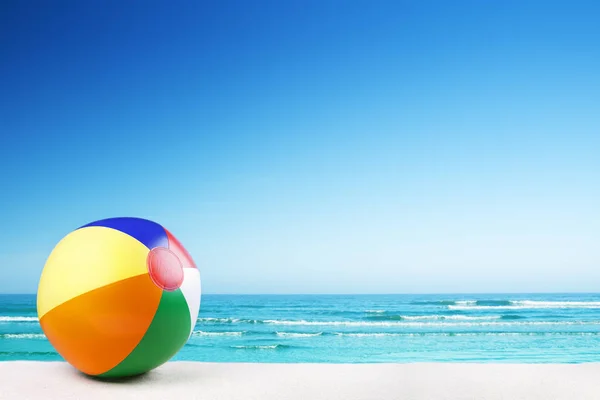 Balle de plage sur la plage par temps clair et ensoleillé — Photo