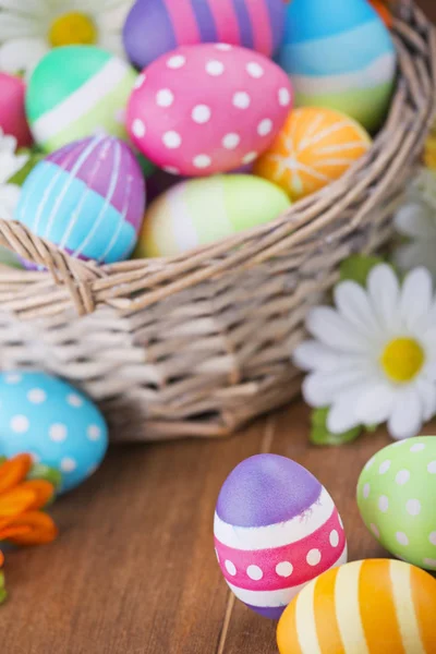 Cesta con coloridos huevos de Pascua pintados a mano —  Fotos de Stock