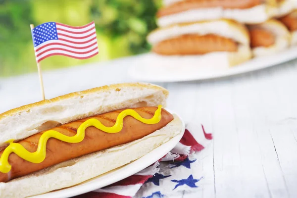 Hot dog'parlak ışık açık bir tablo