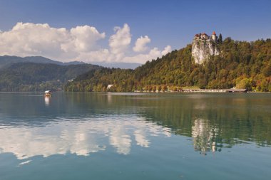 Lake Bled, Slovenya yansıyan Bled Kalesi