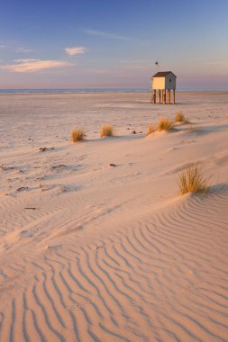 Gün batımında Hollanda Terschelling adadaki sığınağı kulübe